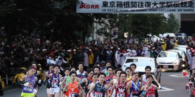 箱根駅伝 選手転倒に大迫傑さん 感動する場面ではない 足を引きずる選手への 感動的実況 に賛否 ハフポスト News