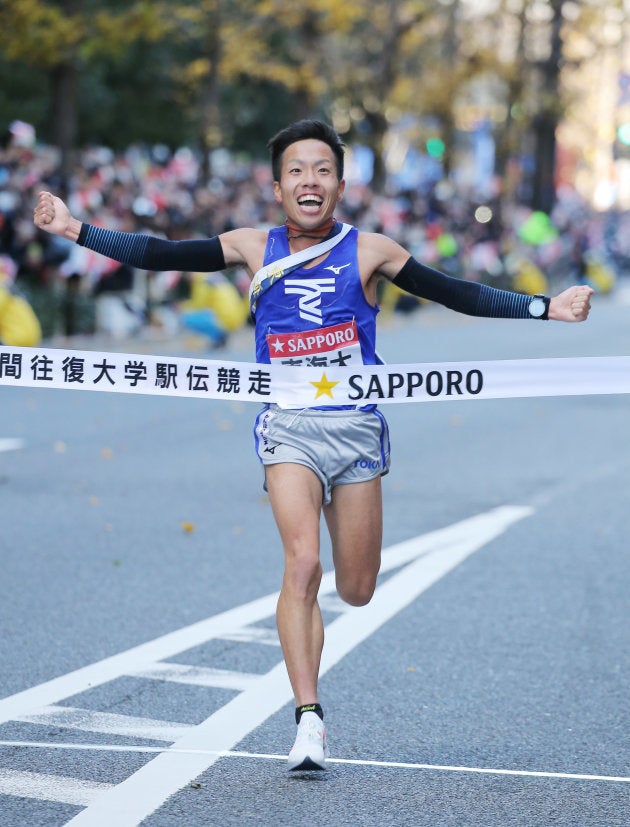 ゴールする総合初優勝を果たした東海大のアンカー郡司陽大＝2019年1月3日、東京・大手町