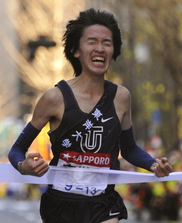 ガッツポーズでゴールする東洋大学アンカーの高見諒＝2009年1月3日、東京・大手町