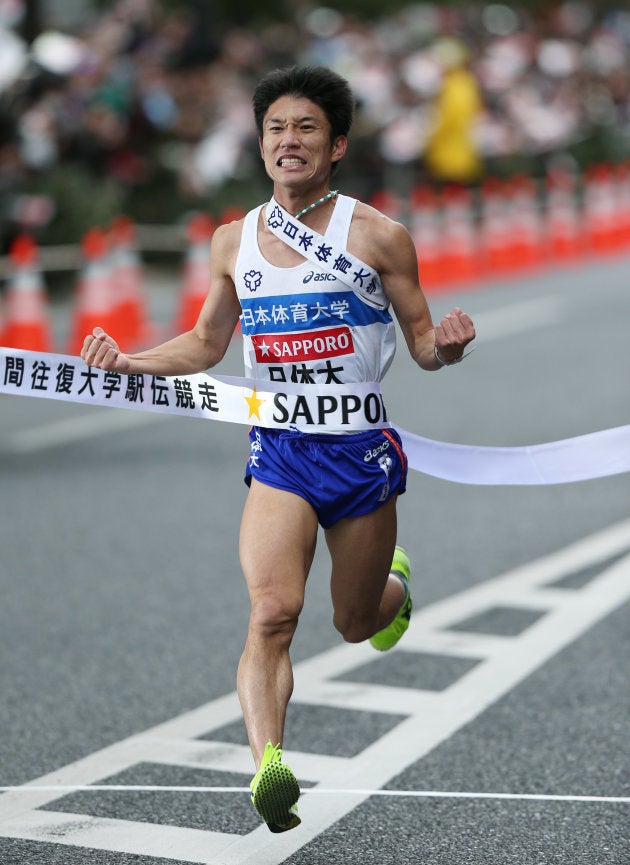 復路、ゴールする日体大アンカーの谷永雄一＝2013年1月3日、東京・大手町