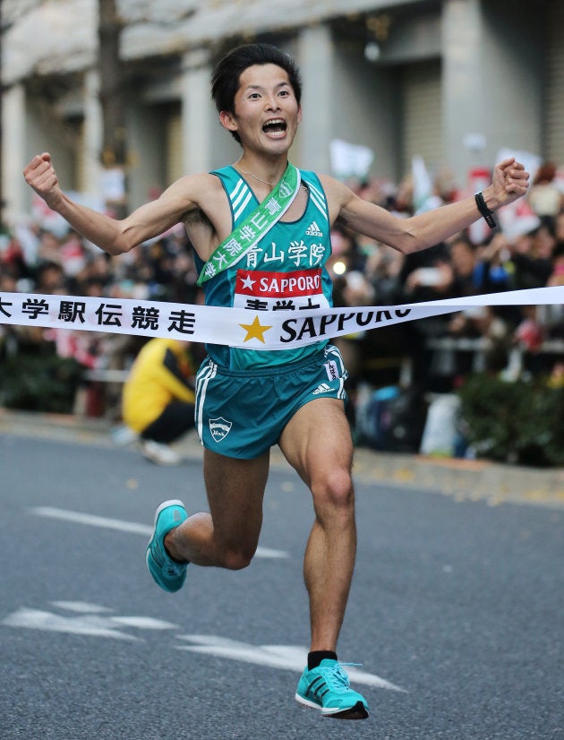 ガッツポーズでゴールする青学大のアンカー渡辺利典。青学大は2年連続2度目の優勝を遂げた＝2016年1月3日、東京・大手町