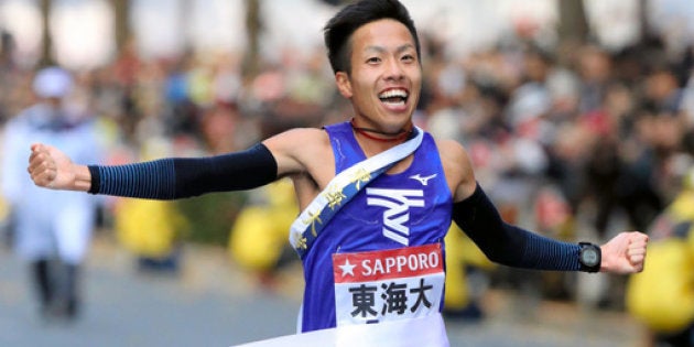 初優勝し、ガッツポーズでゴールする東海大の郡司=西畑志朗撮影