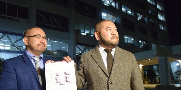 川越市役所に婚姻届を提出しに来た相場謙治さん（左）と古積健さん（44）