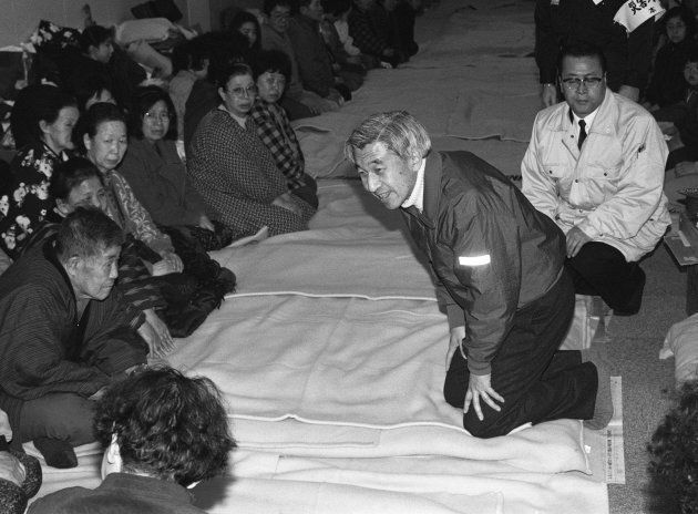 阪神大震災の被災地、淡路島を訪れ被災者に声を掛けられる天皇陛下＝1995年1月31日