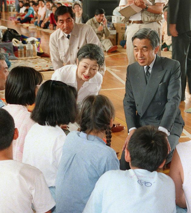 北海道南西沖地震で奥尻島を訪問した天皇、皇后両陛下＝1993年7月27日