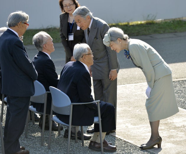 国立ハンセン病療養所「菊池恵楓園」を訪れ、入所者に声を掛けられる天皇、皇后両陛下＝2013年10月、熊本県合志市