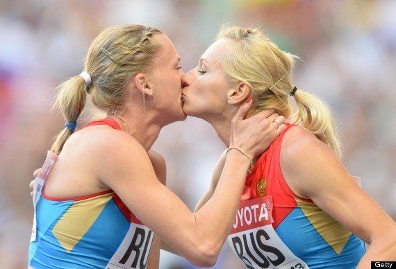 世界陸上の表彰台でロシア女性選手がキス 同性愛宣伝禁止法に抗議か ハフポスト