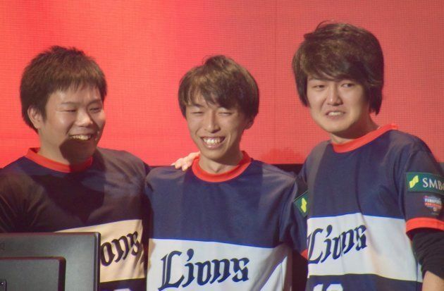 日本一になった埼玉西武ライオンズ。左からミリオン選手、なたでここ選手、BOW川選手