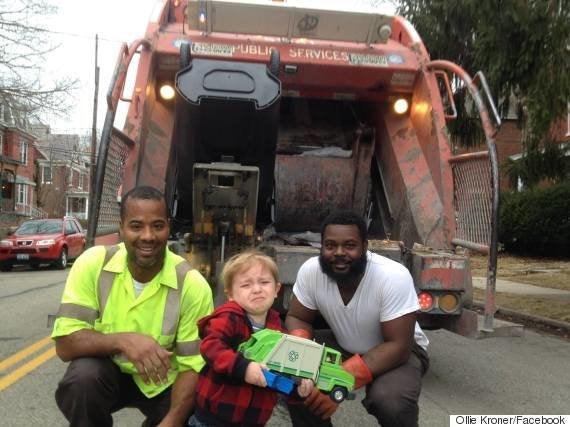 2歳の男の子 尊敬するゴミ収集のおじさんたちにやっと会えた でも 画像 ハフポスト