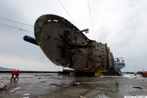 セウォル号引き揚げ、なぜ3年もかかったのか 技術的な失敗、そして韓国