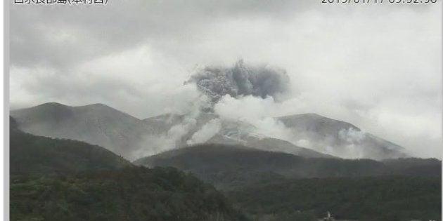 噴火後の口永良部島（気象庁の監視カメラ画像より）