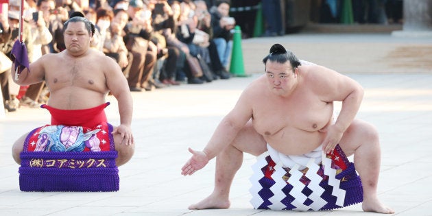 奉納土俵入りで雲竜型を披露する横綱稀勢の里（右）＝2019年1月8日、東京都渋谷区の明治神宮 