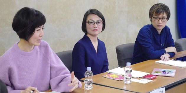 記者会見した小島慶子さん、永田夏来さん、荻上チキさん（左から）