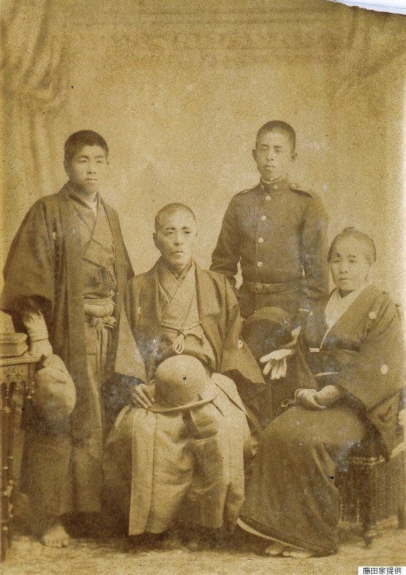 明治30年に撮影されたと見られる家族写真。左から次男の剛、一、長男の勉、妻のトキヲ