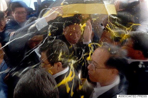 韓国の首相 生卵やペットボトル投げつけられる 迎撃ミサイル配備で地元住民が猛抗議 動画 ハフポスト