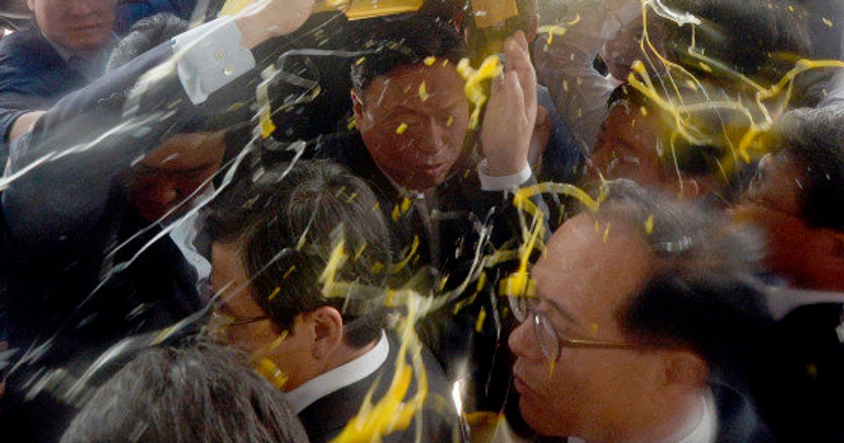 韓国の首相 生卵やペットボトル投げつけられる 迎撃ミサイル配備で地元住民が猛抗議 動画 ハフポスト