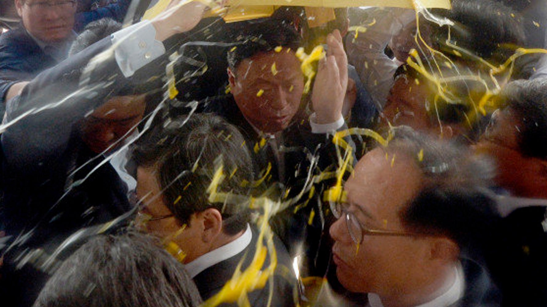 韓国の首相 生卵やペットボトル投げつけられる 迎撃ミサイル配備で地元住民が猛抗議 動画 ハフポスト News 韓国の首相 生卵やペットボトル投げつけられる 迎撃ミサイル配備で地元住民が猛抗議 動画 ハフポスト News