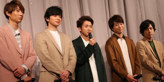 嵐 活動休止を記者会見で報告 涙ぐむ大野智は 嵐でよかった 相葉雅紀 絆は強くなってる ハフポスト