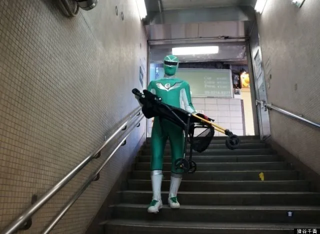 有位嬰兒車應援英雄，協助搬運推車上下樓梯 - 東京地鐵南町站