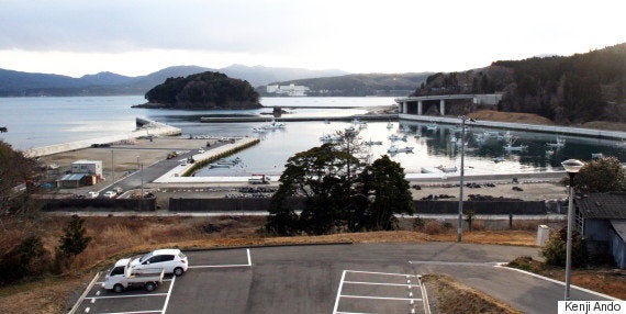 明神崎荘から見下ろした袖浜漁港。多くの漁船が戻ってきた