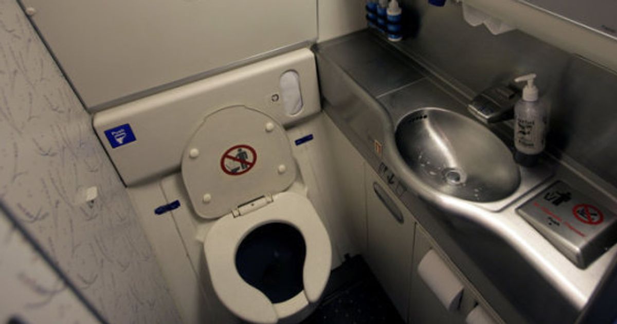 飛行機のトイレに灰皿、全面禁煙なのになぜ？ | ハフポスト NEWS