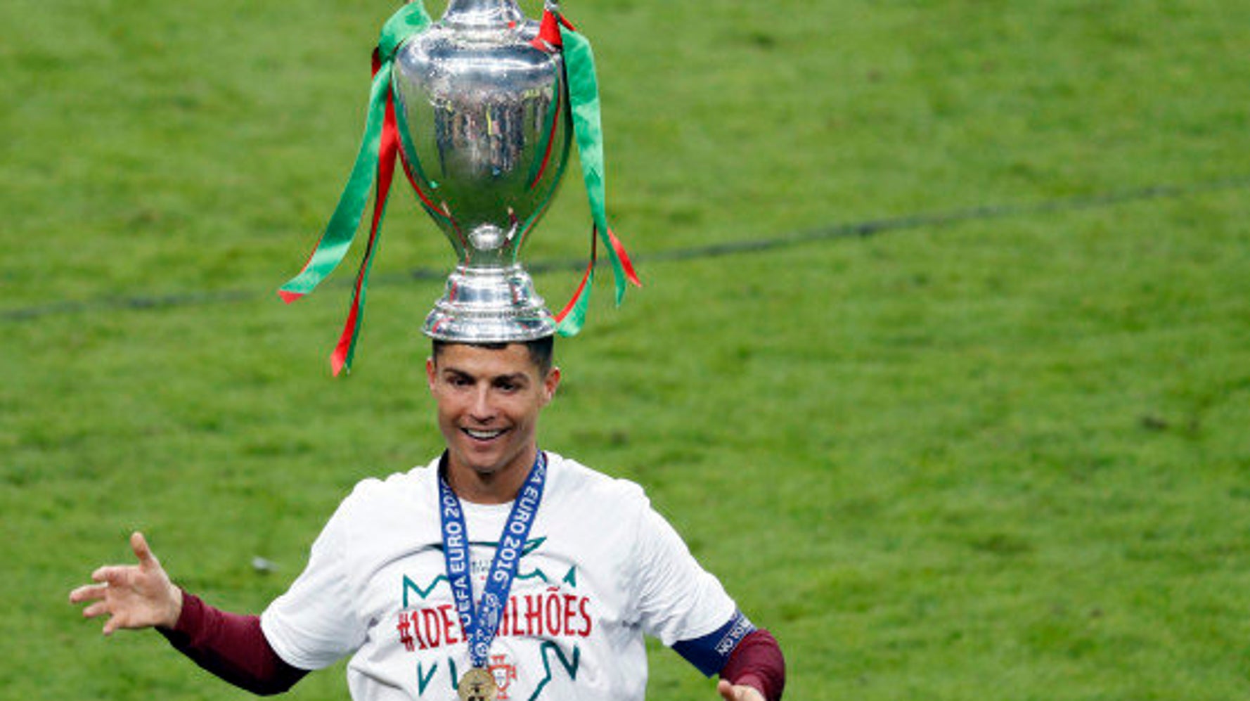 クリスティアーノ ロナウド涙の負傷交代を乗り越え ポルトガル歓喜の初優勝 Euro16 ハフポスト News