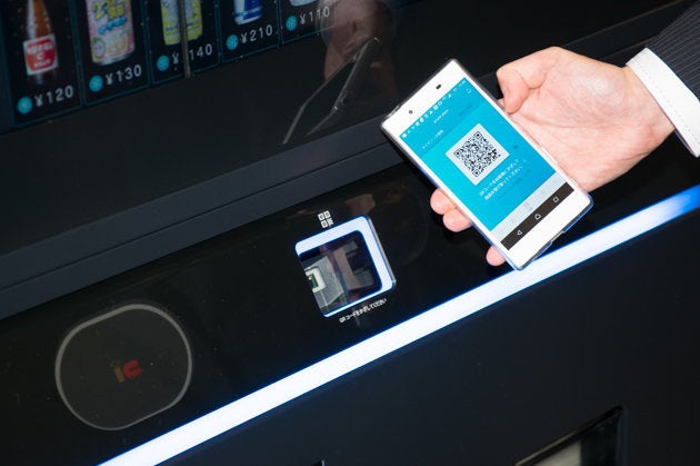 QRコードでジュースをおごる? スマホで注文する「イノベーション自販機」 首都圏20駅で試験運用開始 | ハフポスト