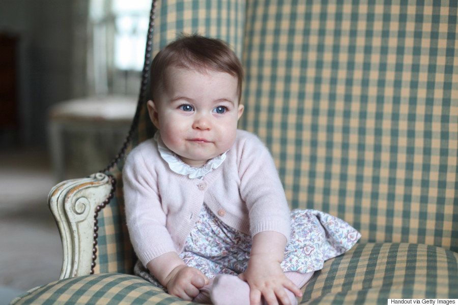 シャーロット王女、ぬいぐるみに笑顔 生後6カ月の写真を公開 