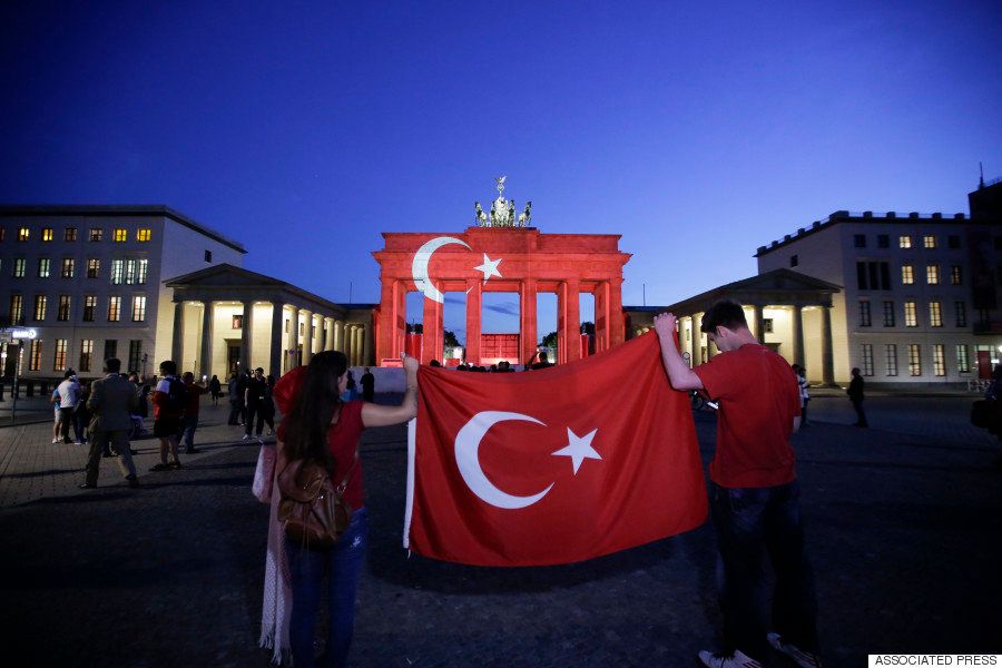 イスタンブールのテロを追悼 世界の建物がトルコ国旗カラーに 画像 ハフポスト