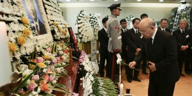 Former South Korean President Chun Doo-hwan, right, places a flower at a memorial altar for the late former South Korean President Kim Young-sam at Seoul National University Hospital in Seoul, South Korea, Wednesday, Nov. 25, 2015.Former President Kim, who formally ended decades of military rule in South Korea and accepted a massive international bailout during the 1997-1998 Asian financial crisis, died Sunday. (Korea Pool Photo via AP) KOREA OUT