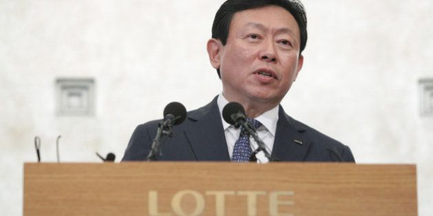 SEOUL, SOUTH KOREA - AUGUST 11: Shin Dong-Bin, the younger son of Lotte Group founder Shin Kyuk-Ho speaks during a press conference at the Lotte Hotel on August 11, 2015 in Seoul, South Korea. Shin Dong-bin, the head of South Korean conglomerate Lotte Group offered an official apology over a succession feud. Shin Dong-bin is currently fighting his elder brother Shing Dong-joo for the control over the Lotte conglomerate that was founded by their 92-year-old father Shin Kyuk-ho. (Photo by Chung Sung-Jun/Getty Images)