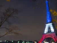 エッフェル塔が営業再開 フランス国旗に染まる パリの美しさを誇りに思う 画像集 ハフポスト エッフェル塔が営業再開 フランス国旗に染まる パリの美しさを誇りに思う 画像集 ハフポスト
