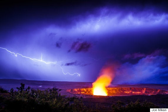 噴火するキラウエア火山を稲妻が一閃 この世の物とは思えない光景に ハフポスト