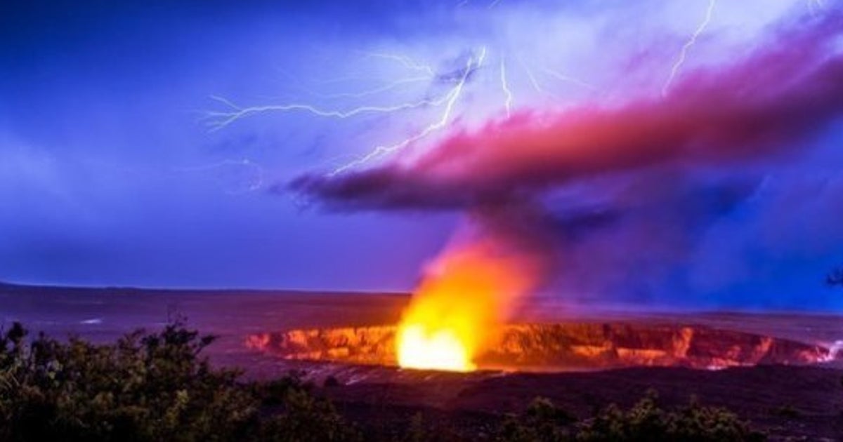 噴火するキラウエア火山を稲妻が一閃 この世の物とは思えない光景に ハフポスト