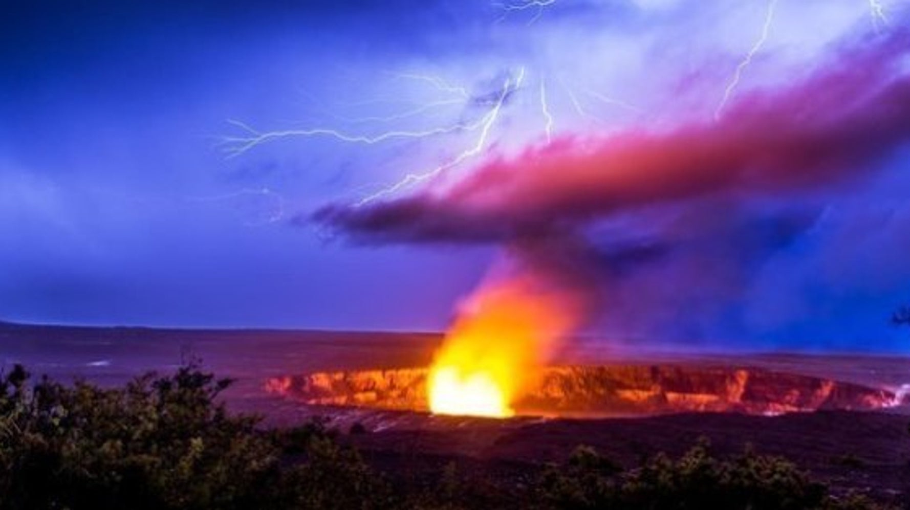 噴火するキラウエア火山を稲妻が一閃 この世の物とは思えない光景に ハフポスト News