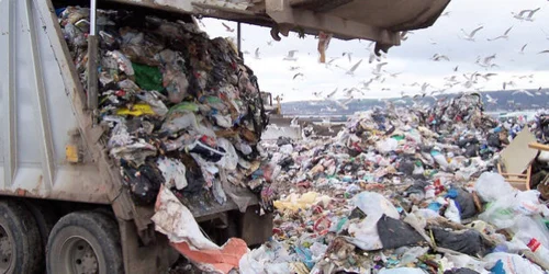 スクラップ単価、後2時間。受け付ゴミ箱、8軒分のごみ入ります