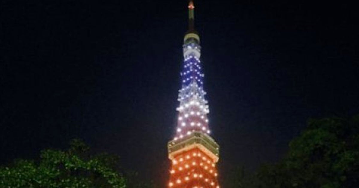 東京タワーとスカイツリー トリコロールに染まる パリ同時多発テロを哀悼 画像 ハフポスト News