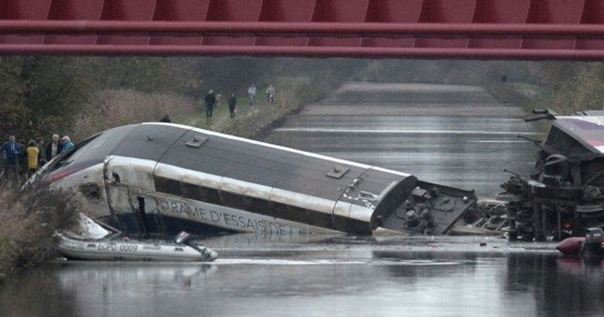 フランス高速鉄道TGVが脱線、10人死亡　車両は運河に突っ込む（画像）