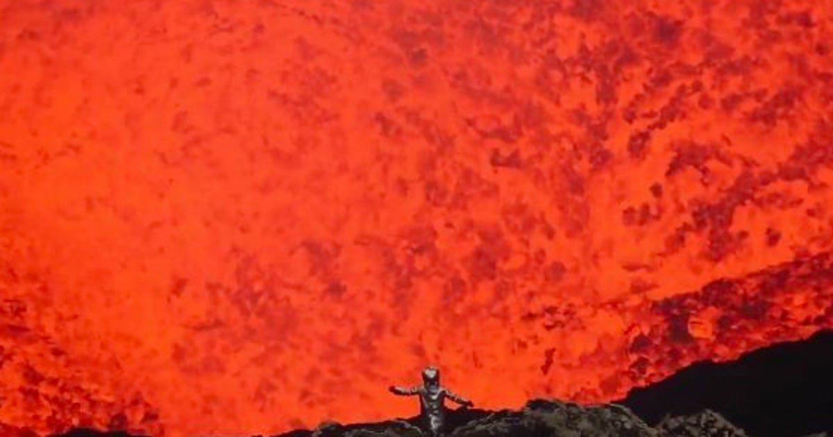 活火山の噴火口に近づいてgoproで撮影したら そこは地獄への扉だった 動画 ハフポスト