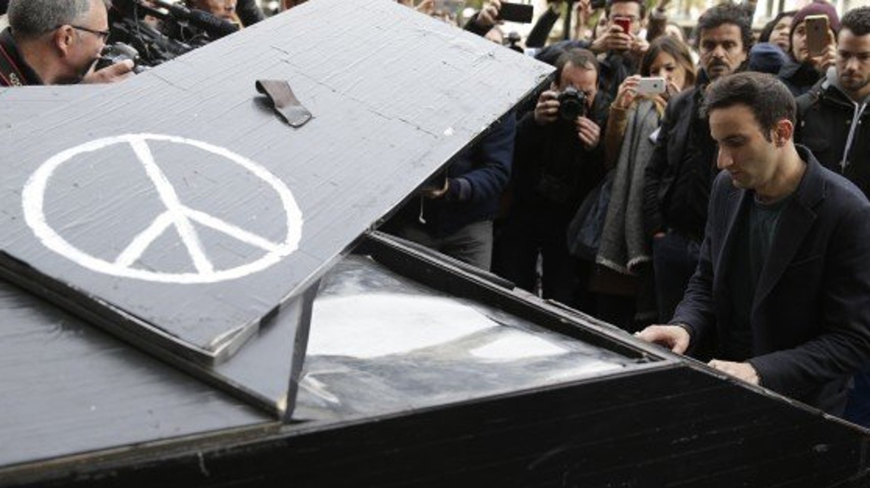 フランス同時多発テロ 一夜明け イマジン のピアノ演奏が響いた 人犠牲の現場 動画 ハフポスト News