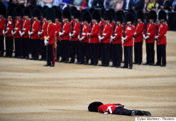 近衛兵が式典中に倒れる エリザベス女王の見ている前で 画像集 ハフポスト