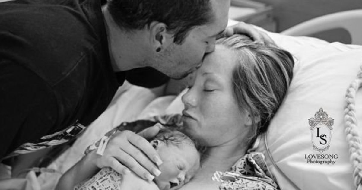 私たちの赤ちゃん 安らかに 死産の子供と夫婦の 家族写真 ハフポスト