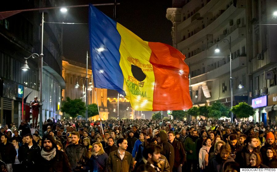 ルーマニアのナイトクラブ火災で45人死亡　反政府デモ「腐敗が殺した」（画像）