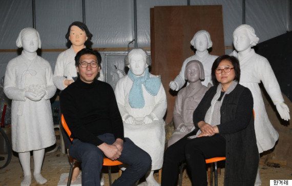 1月12日、京畿道高陽市のスタジオでキム・ウンソン（左）、キム・ソギョン（右）夫妻が、これまで制作した「平和の少女像」6種類と一緒に座っている。後列左の慶尚南道・南海に建てられた少女像は、貝を掘っていたら日本軍に連行され、日本軍の慰安婦にされたパク・スクさんを形象化した。その隣の慶尚南道・巨済に設置された少女像は、椅子から立ち上がり、手の上に鳥を抱いている。元慰安婦であることを最初に公表した金学順さんの像が中央にあり、その右上は、高校生と一緒に製作した平和の少女像、その下は、ソウル日本大使館の前に設置された平和の少女像、そしてソウルの梨花女子大に設置された少女像。