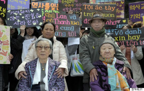 ベトナム当時、韓国軍の民間人虐殺の生存者、グエン・チ・タンさん（後列左）とグエン・トン・ロンさん（後列右）が、ソウルの日本大使館前で開かれた韓国挺身隊問題対策協議会の「水曜集会」に参加し、日本軍の元慰安婦キム・ポクトンさん（左）とキル・ウォノクさんと一緒に立っている。