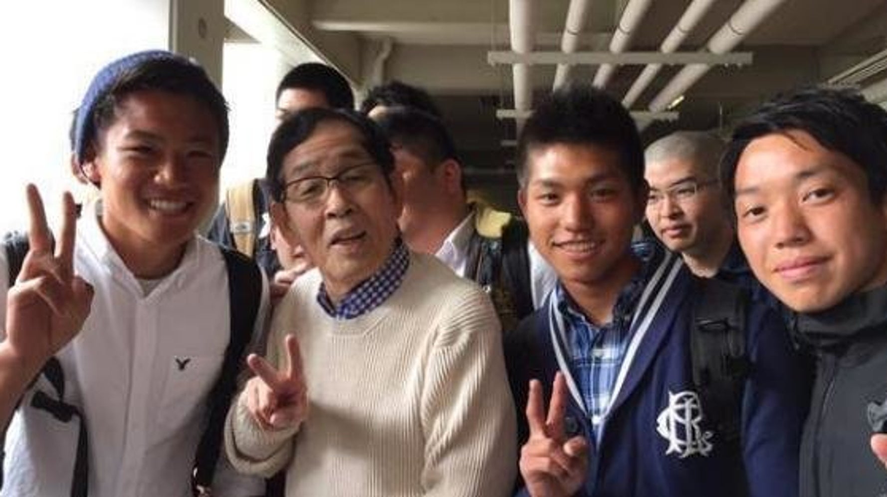 欽ちゃん 駒沢大学に登校 学生に囲まれ ピース 画像 ハフポスト Life 欽ちゃん 駒沢大学に登校 学生に囲まれ ピース 画像 ハフポスト Life