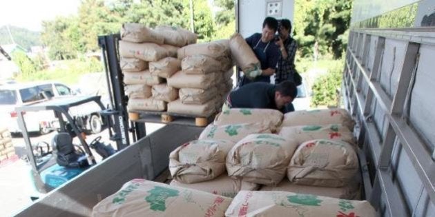 NIHONMATSU, JAPAN - OCTOBER 18: (JAPANESE NEWSPAPERS OUT) People get rice on the market for the first time after the Great East Japan Earthquake occurred on October 18, 2011 in Nihonmatsu, Fukushima, Japan. (Photo by Sankei via Getty Images)