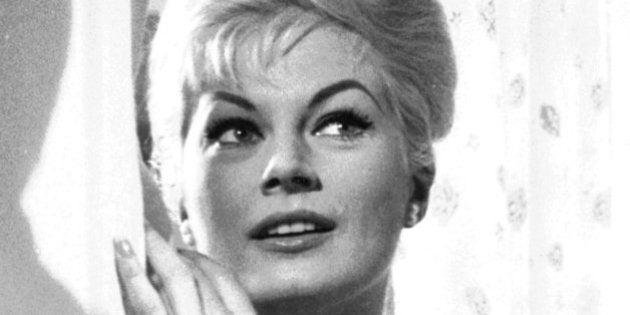 FILE --- Dieses Archivbild zeigt die schwedische Schauspielerin Anita Ekberg in einer Filmszene im Jahre 1960. Am 29.September feiert die mit dem Fellini-Film