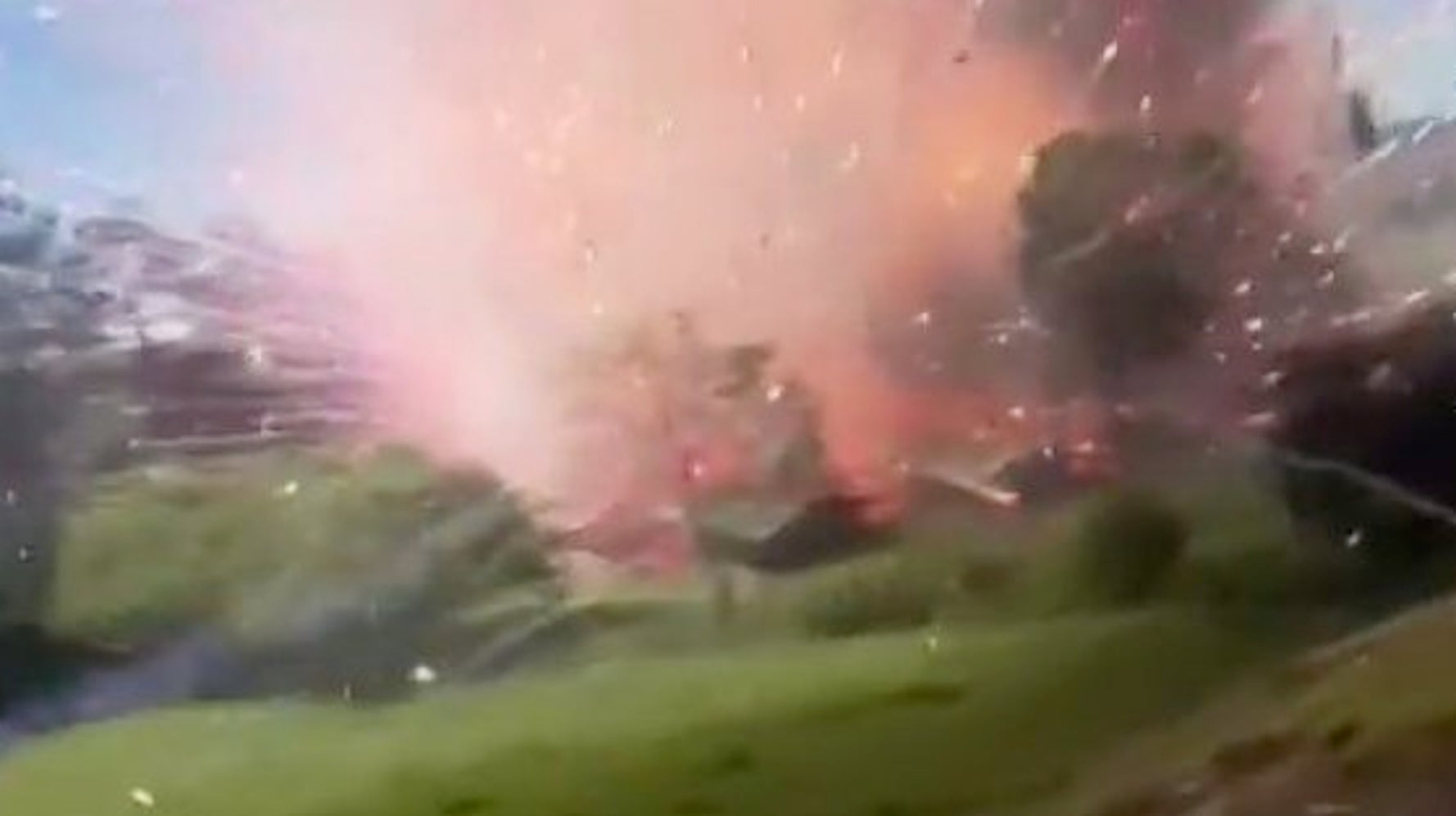 コロンビアの花火工場で爆発 カメラマンが吹き飛ばされる衝撃映像 ハフポスト News