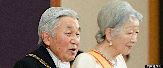 「新年祝賀の儀」であいさつされる天皇陛下と皇后さま＝１日午前、皇居・宮殿松の間（代表撮影）